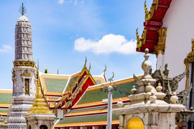 Pagoda 'nın renkli kiremitli çatıları, Wat Pho tapınağı.