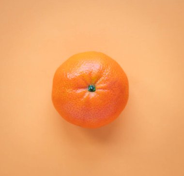 Turuncu arka planda izole edilmiş tek Clementine manzarası.