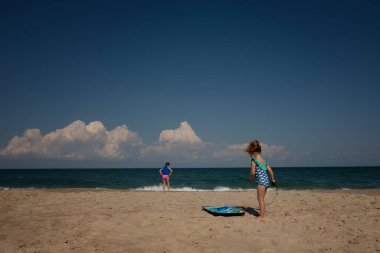 Kardeşler kumsalda oynuyorlar rüzgarlı plajlarla