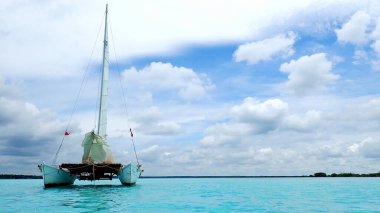 Bacalar 'daki gölde yelken açmak.