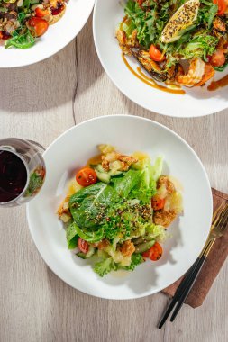 Sebzeli salata, susam ve karides.