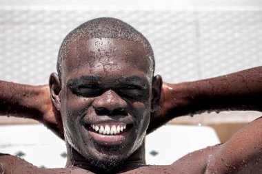 Su Damlacıklarıyla gülümseyen Afrikalı Adam