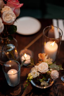 Mum ve Güllerle Romantik Masa Ayarları