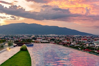 Şatafatlı bir tatil köyünden gün batımında Chiang Mai şehri