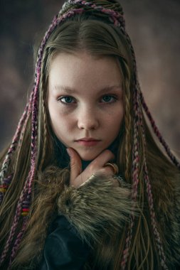Viking kostümlü bir kızın stüdyo portresi.