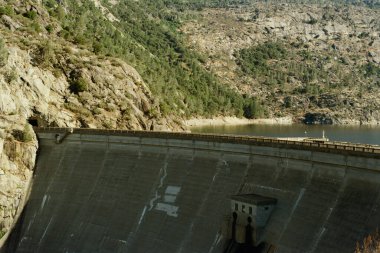 Hetch Hetchy Barajı 'nda güneşli bir gün