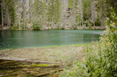 Canmore, Alberta 'daki Grassi Gölünde Turkuaz gölü.