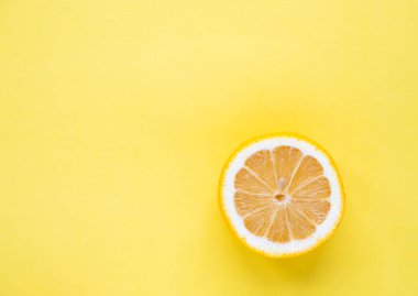 Sarı arkaplanda izole edilmiş limon manzarası.