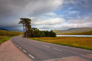 Little Loch Broom boyunca uzanan yol, bir deniz gölü.