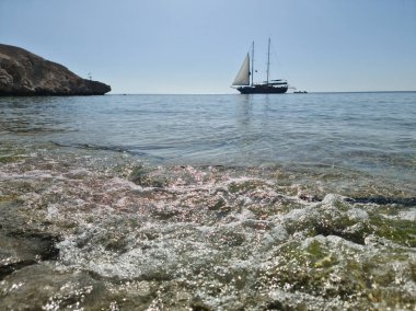 Kızıl Deniz kıyısında bir gemi