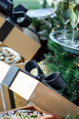Noel ağacı dikey gösteriminde dekoratif bayram kutlamaları