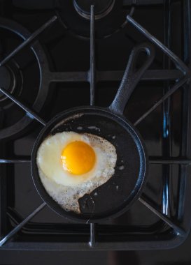 Fırında tavada pişen kızarmış yumurtanın en üst görüntüsü..