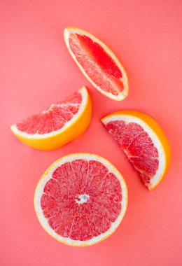 Genel olarak greyfurtun yarısını ve pembe arkaplandaki bölümleri kapat.