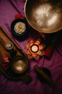 Meditasyon için Mor Arkaplanlı Çoklu Şarkı Söyleyen Kaseler