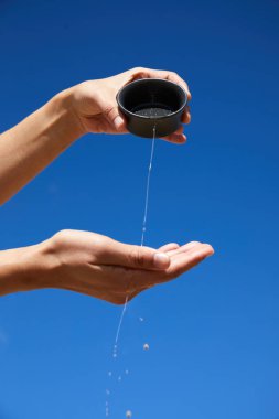 Ayurvedic vücut bakımı için vücut yağı damlıyor