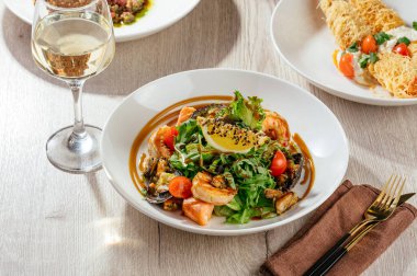 Deniz mahsullü salata ve limonlu roka ve susam soslu.