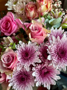 Yumuşak Pastel Tonlarda Zarif Pembe Gül ve Kasımpatı Buketi