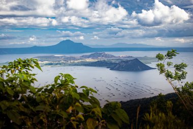 Filipinler 'deki Taal Volkanı ve Gölü manzarası