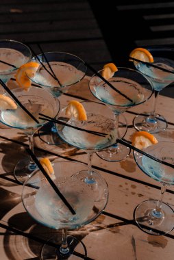 Sıcak yaz gününde limonlu martini.