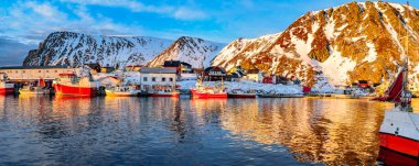 Gün batımında Sorvaer 'de balıkçı köyü, Finnmark