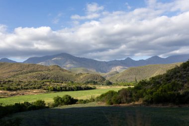 Kırsal tarım alanları mavi gökyüzü yeşil topraklar