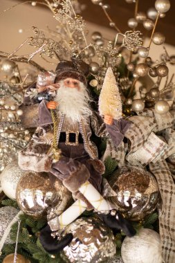 Noel Baba 'nın süslenmiş Noel ağacındaki ayrıntıları