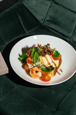 Haşlanmış yumurta, karides, bitki ve soslu sandviç.