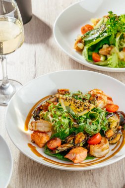 Sebzeli salata, susam, karides ve sos.