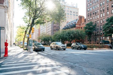 Yukarı Doğu Yakası, Manhattan 'daki işlek cadde günlük hayatı gözler önüne seriyor.