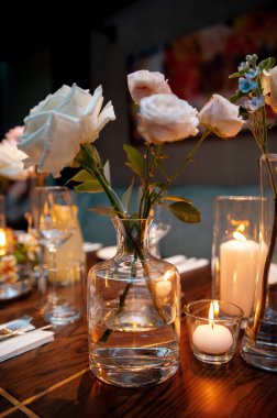 Güller ve Mumlarla Zarif Masa Ayarları