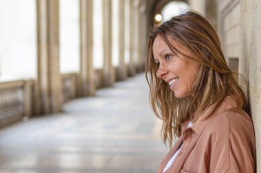 Kadın gözlerinin içine bakarken gülümsüyor.