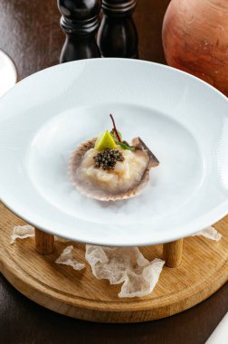 Restoranda havyarlı istiridye ve limon.