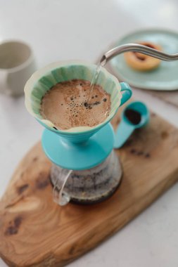 Sabah ritüeli V60 'ın üzerine dök Kahve Mükemmelliği.
