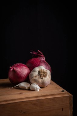 Tahtada kırmızı soğan ve sarımsak
