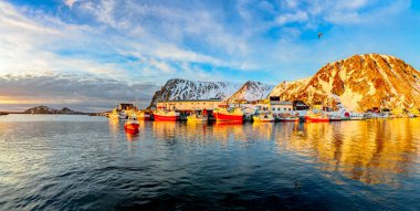 Gün batımında balıkçı köyü ve liman Sorvaer, Finnmark
