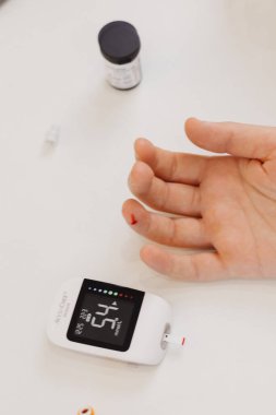 Bir hastada kan şekeri seviyesi için kan testi