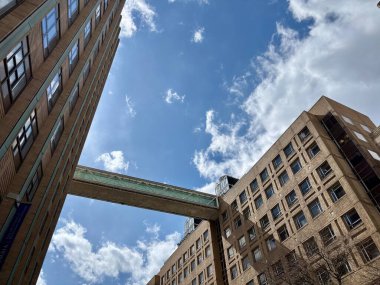 Glass Skybridge, mavi gökyüzünün altındaki hastane binalarını birbirine bağlıyor.