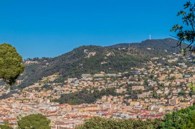 Nice, Fransa 'nın tepe tarafı. Renkli evler ve yemyeşil yerler.