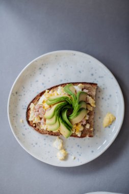 Yağda yumurtalı avokado tostu.