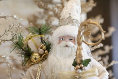 Beyaz, yumuşak odak arkaplanı olan Noel Baba suratı ayrıntıları