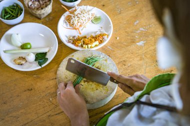 Şef Bangkok 'ta Tayland yemeği hazırlıyor.