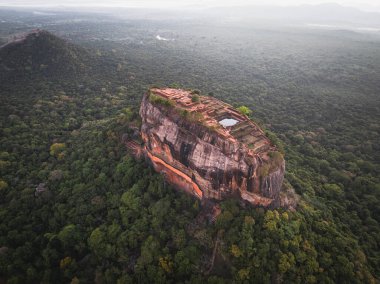 Sigirya kayası gökyüzünden görünüyor.
