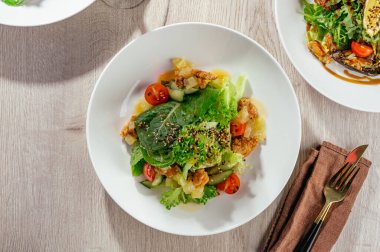 Bitki ve susamlı sebze salatası.