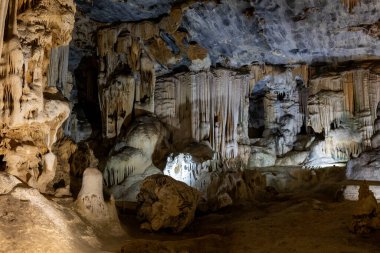 Kayalar ve hafif kaya oluşumlarıyla mağara ayarı