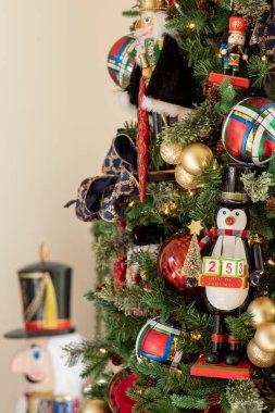 Çeşitli süslemelerle süslenmiş Noel ağacının kısmi görünümü