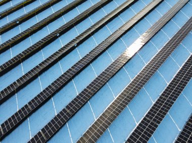 Kışın tarlada güneş tarlası