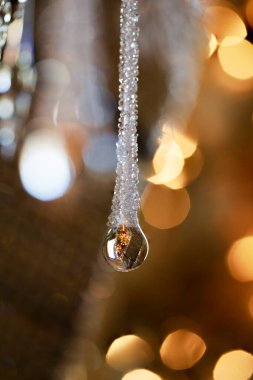 Dikey Bokeh ile asılı kristal buz süsü
