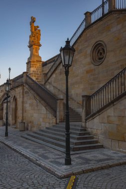 Kampa 'dan Charles Köprüsü' ne merdivenler