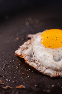 Güneşte pişmiş yumurtayı siyah bir tavada pişir..