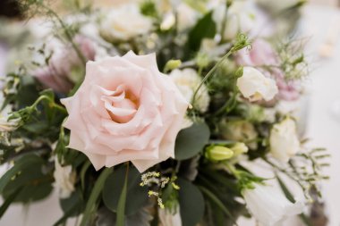 Çiçekli pembe bahçe gülü düğün süsü